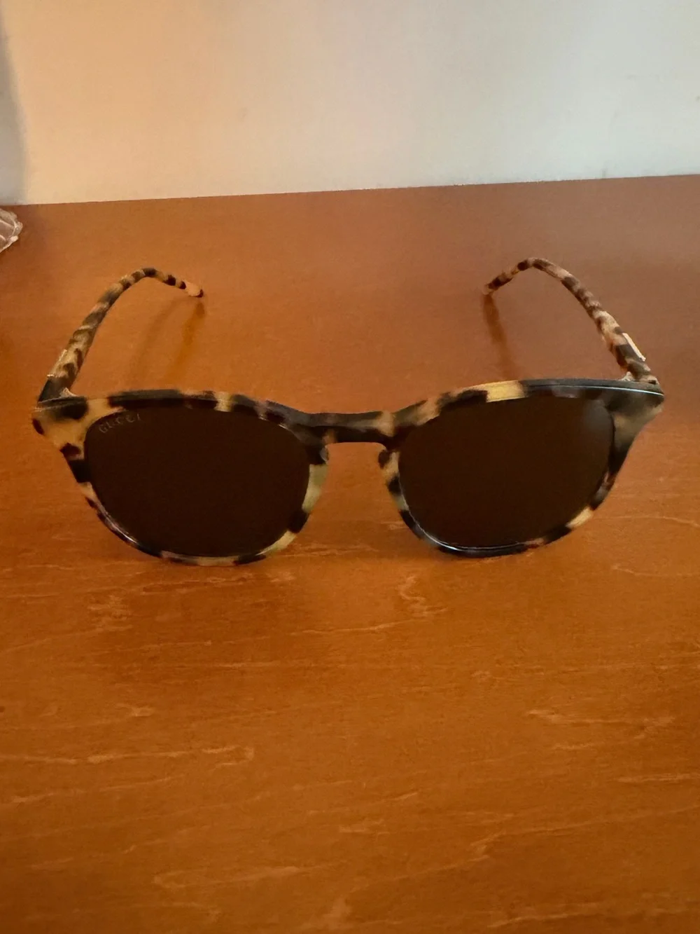 Gucci Tortoiseshell Sunglasses with Gold Plaque Gucci GG1157S 003